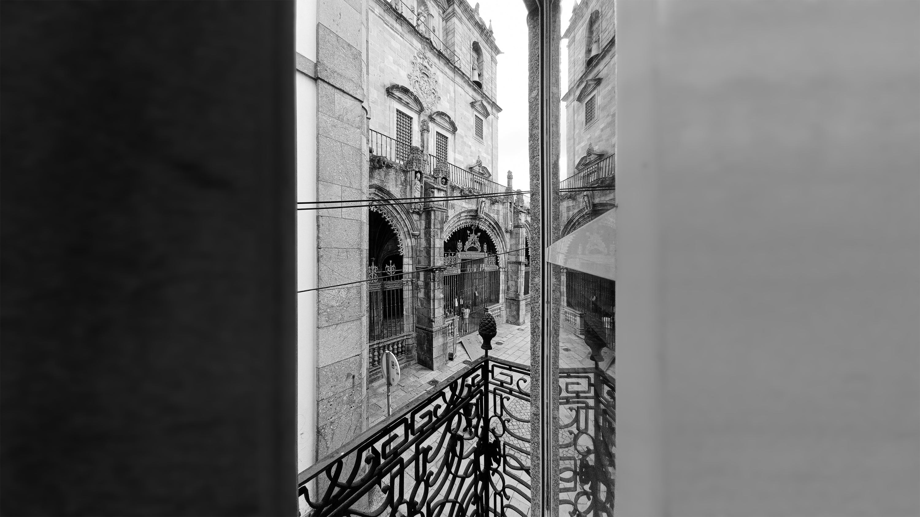 Vista da janela em preto e branco